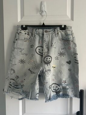 Easel Light Wash graffiti Doodle Print Distressed Denim Shorts medium